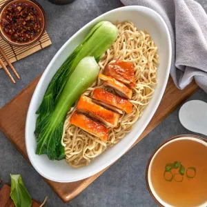 Mie Dengan Ayam Panggang Merah