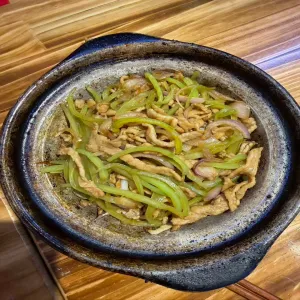 砂锅青椒肉丝Green Pepper Pork Claypot