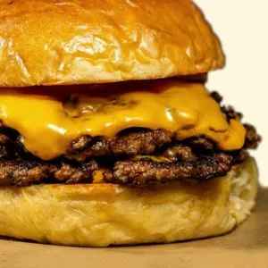 Bánh Burger bò smash phô mai (Cheesy Smash Burger)