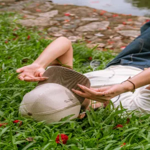 Mũ Chill Chill (Be – Nâu) + Túi vải rút