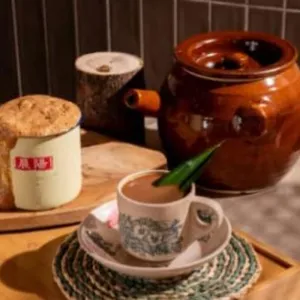 招牌炭香斑斓咖啡 Signature Claypot Charcoal Pandan Coffee