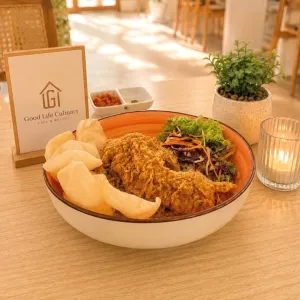 Nasi Goreng Crispy Dory dengan Salad