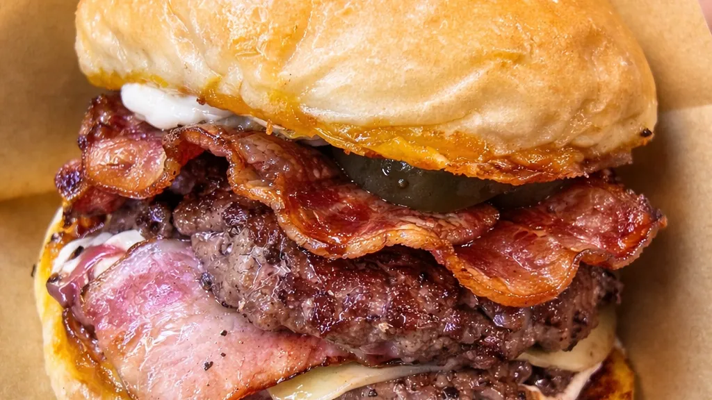 BLESS BURGER BANGSAEN - ตลาดปลาบางแสน - Beef Burger Restaurant - Photo 1