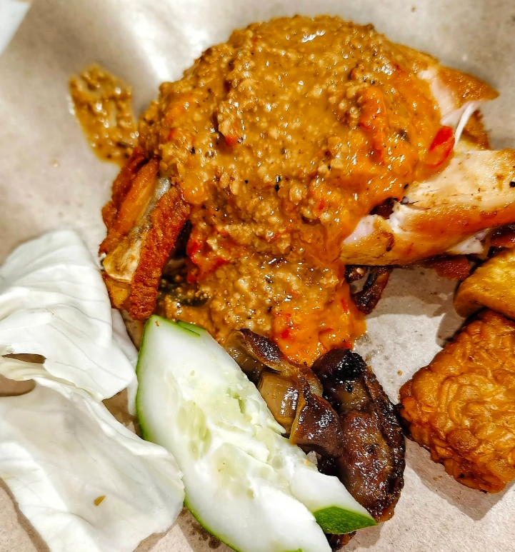 Ayam Gepuk Tradisional - Kampung Pandan - Restoran Indonesian - Gambar 2