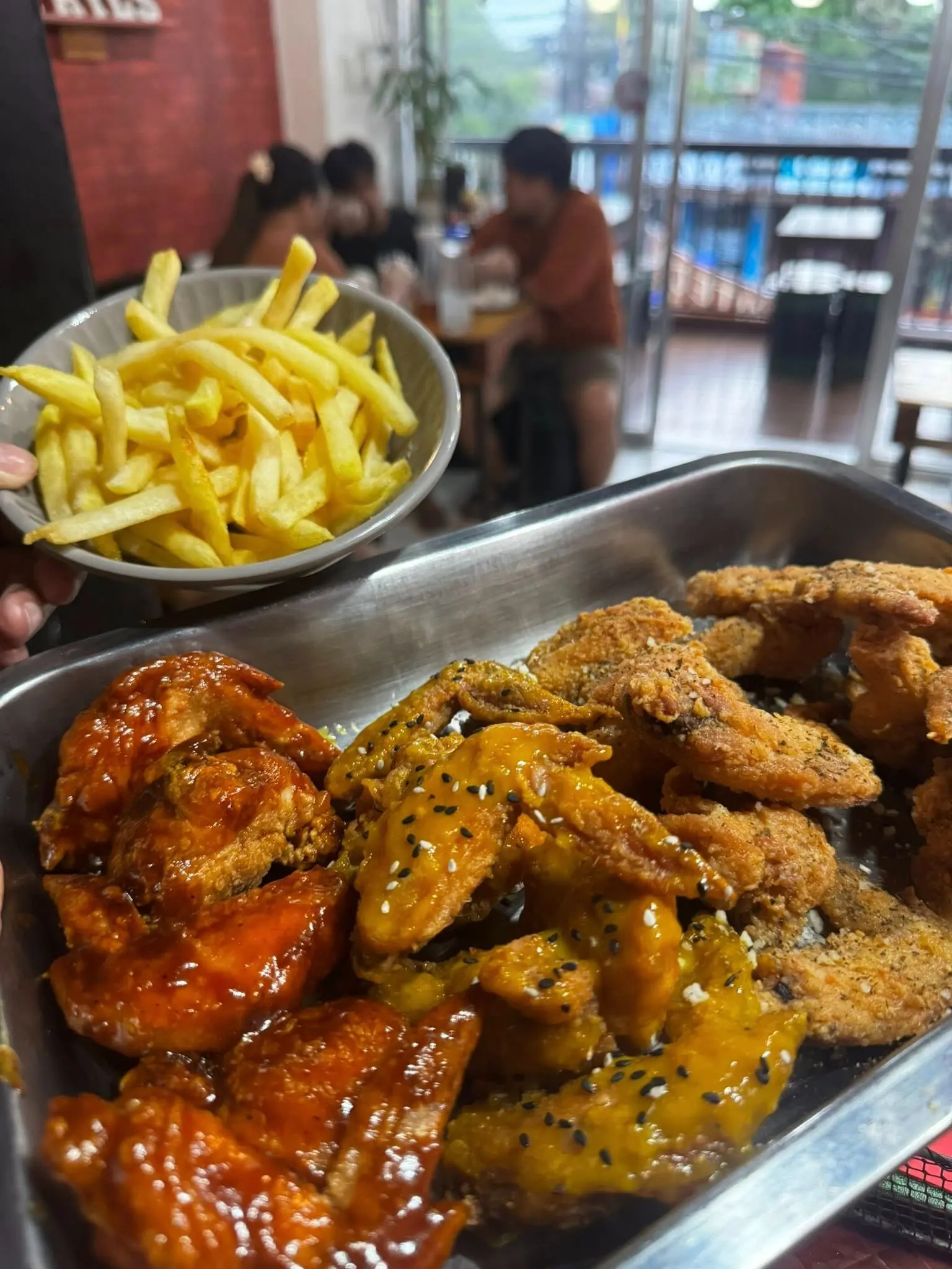 Chick 'N Tails - Molino - American Restaurant - Photo 3