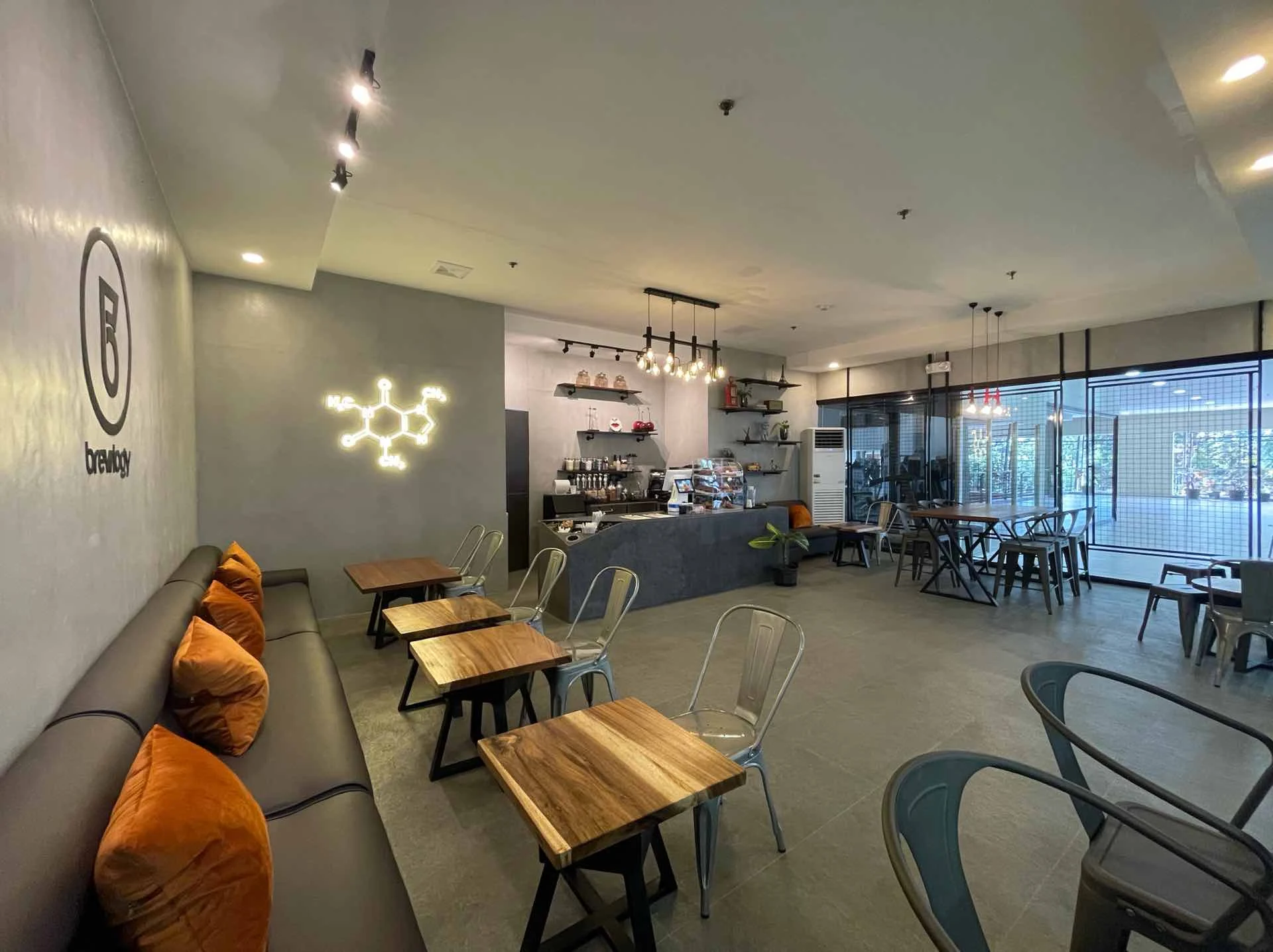 Brewlogy 183 - B. Hive Plaza - Italian Restaurant - Photo 2