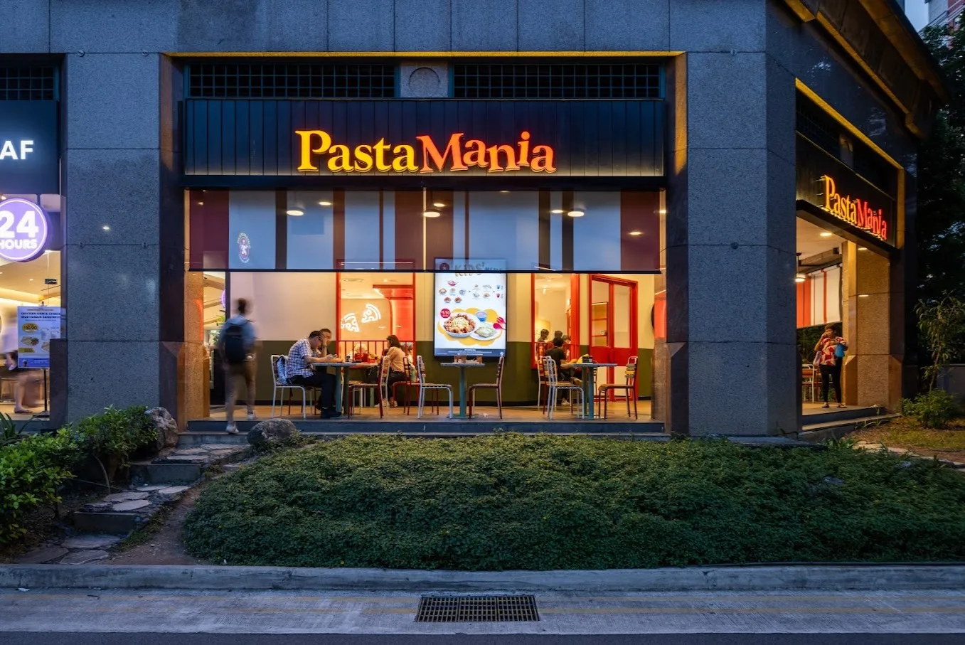 PastaMania - West Mall - Italian Restaurant - Photo 2