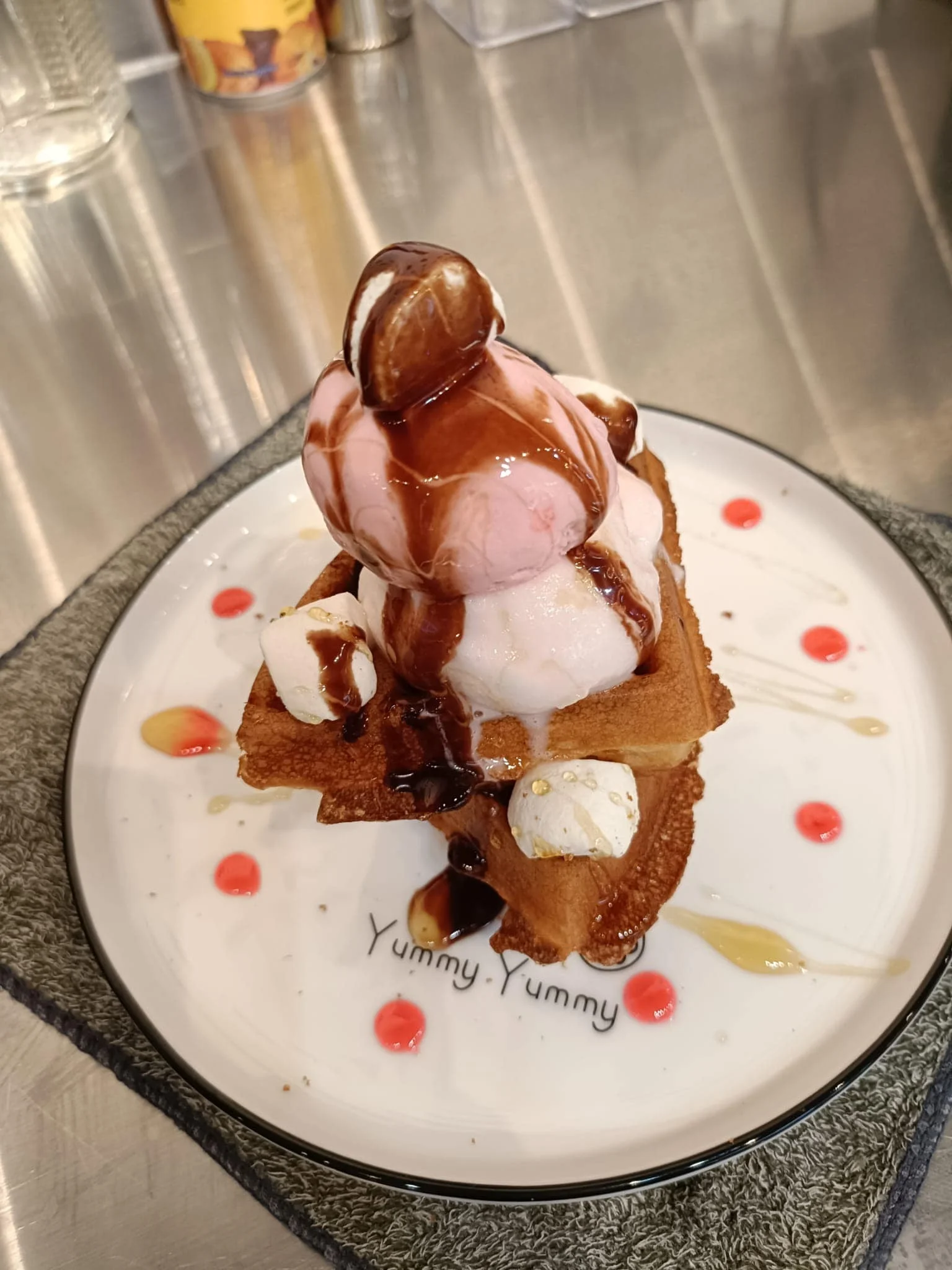 2 Scoops - NEWest - Ice Cream Restaurant - Photo 2