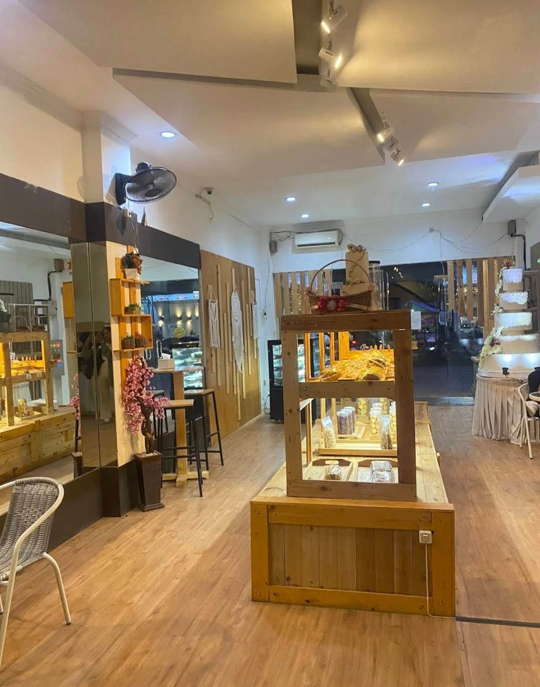 London Bakery Cake And Coffee - Sendangadi - Cake Restaurant - Photo 3