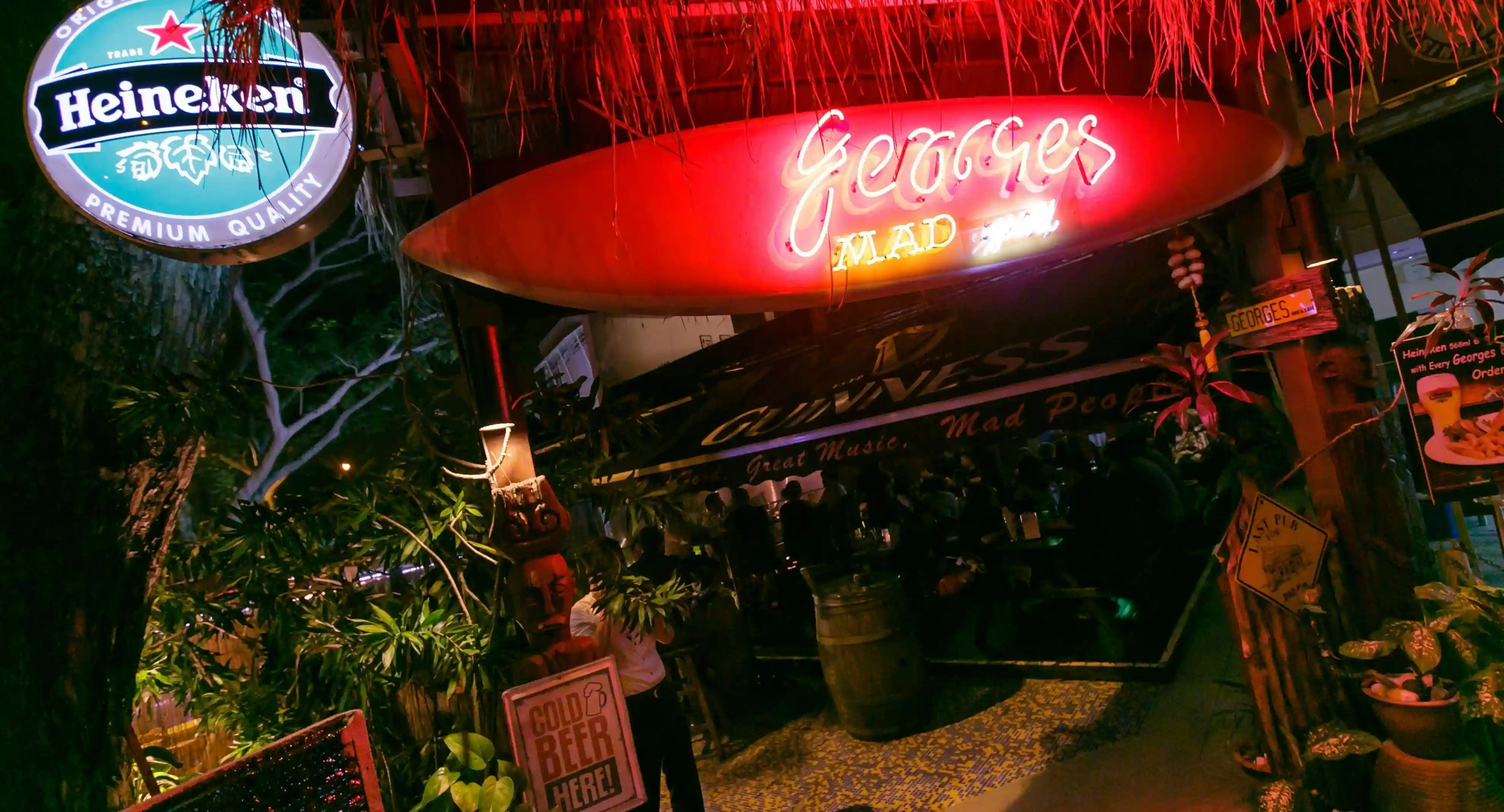 Georges Mad Bar & Grill - 687 E Coast Road - Western Restaurant - Photo 2